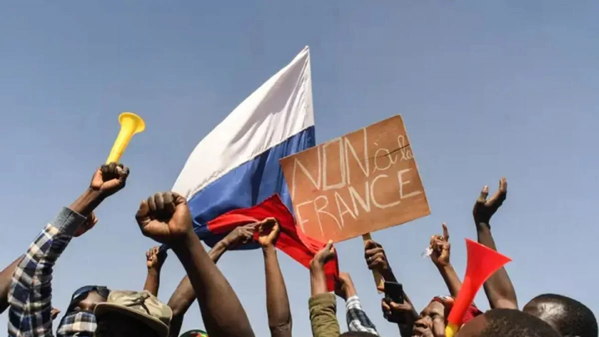Rus bayraklarıyla kutlayıp Fransız büyükelçiliğini bastılar! Burkina Faso'da ne oldu? Darbe içinde darbe