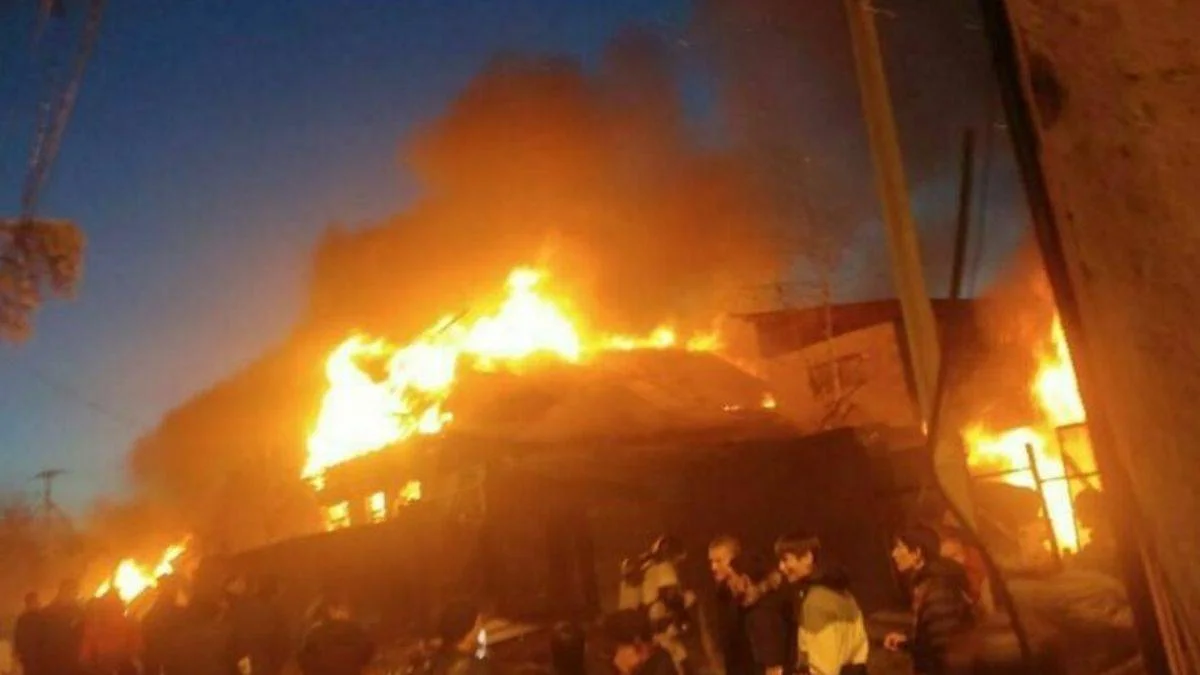 Rusya'da askeri uçak evin üzerine düştü!