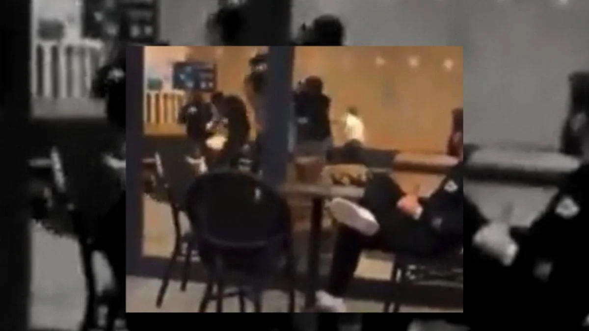 Starbucks'ta müşteriler birbirine girerken bacak bacak üstüne atıp izledi