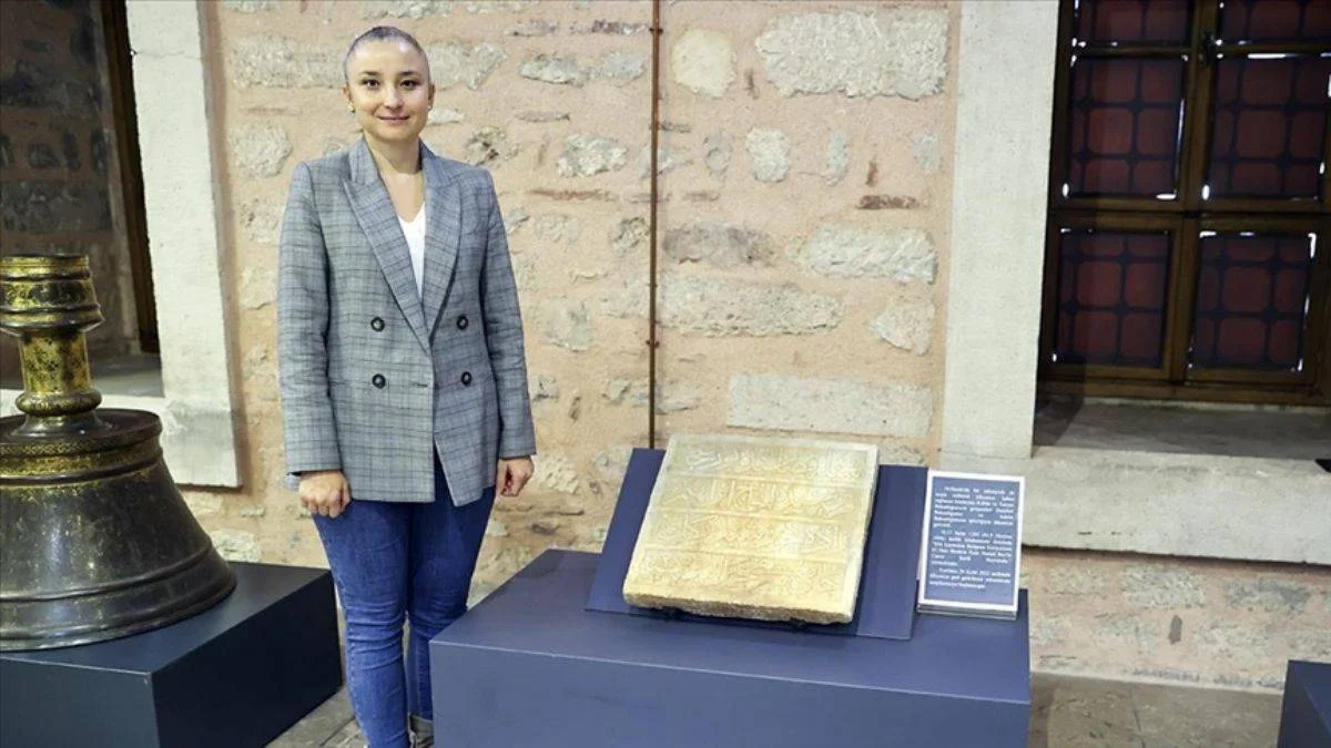 Tesadüfen öğrendi! Hollanda'ya kaçırılan kitabe dedesinin yaptırdığı camiye ait çıktı