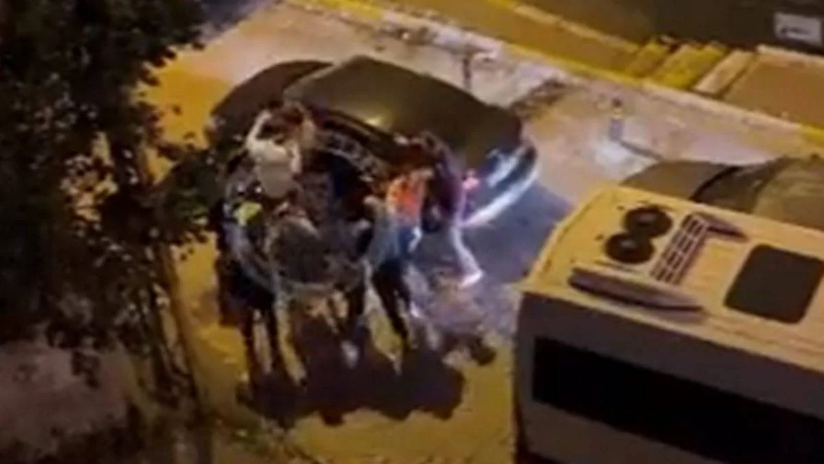Trafik terörü bitmiyor! Ailesinin yanında linç edildi
