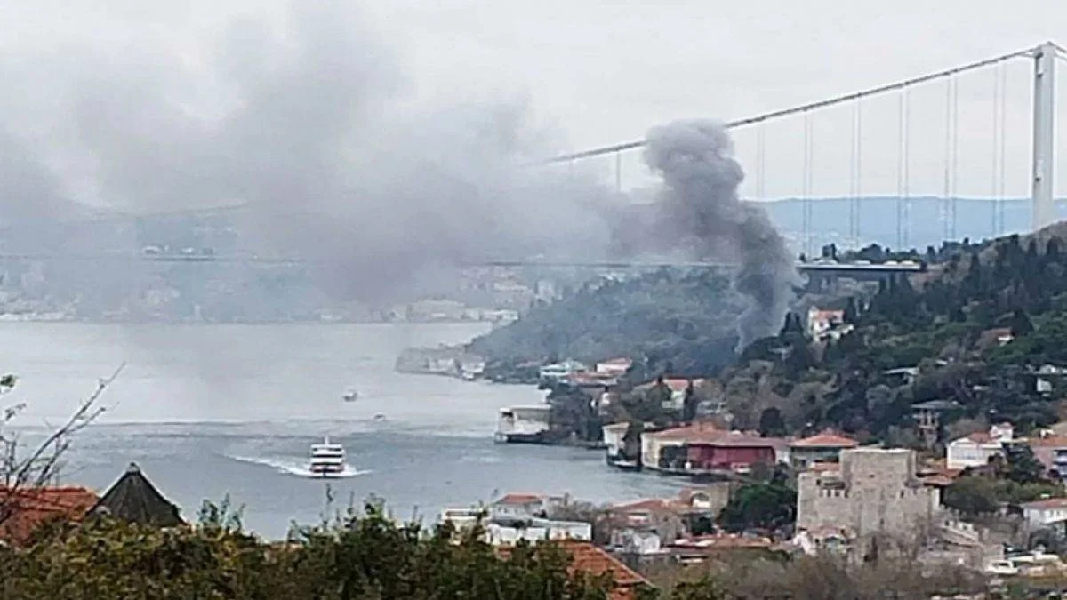 Anadolu Hisarı'nda yangın: Dumanlar Boğaz'ı kapladı