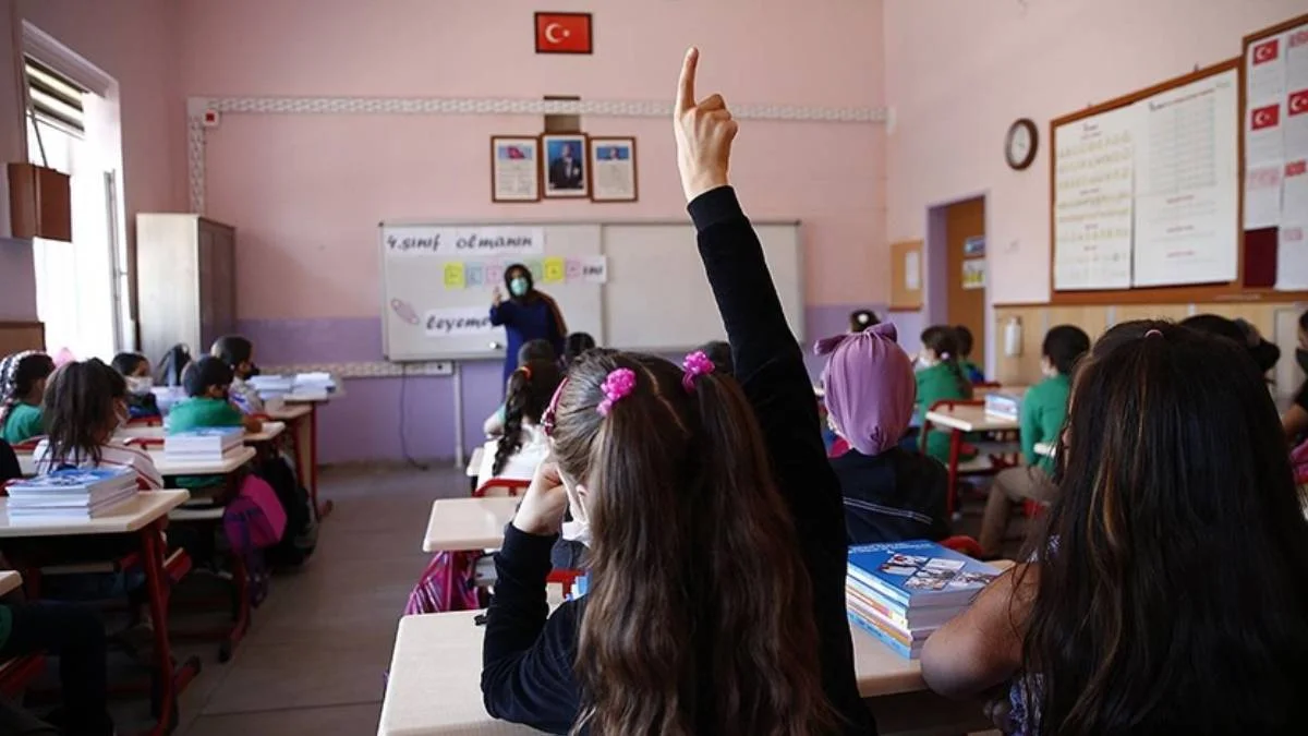 Bugün ders var mı? 24 Kasım (yarın) öğretmeler gününde ders işlenir mi? 24 Kasım'da kaç ders yapılacak?