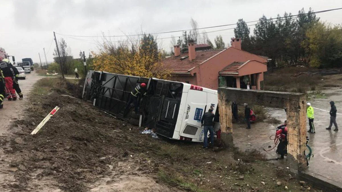Diyarbakır'da yolcu otobüsü devrildi: Çok sayıda yaralı var
