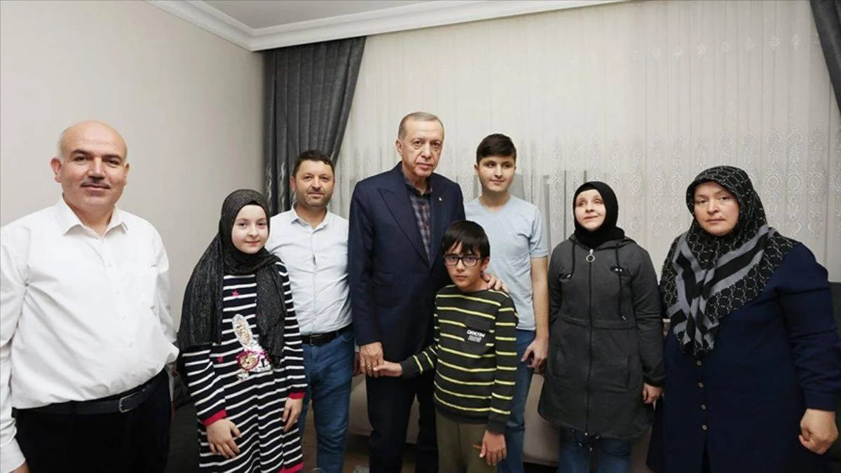 Erdoğan, görme engelli hafız Ravzanur'u evinde ziyaret etti