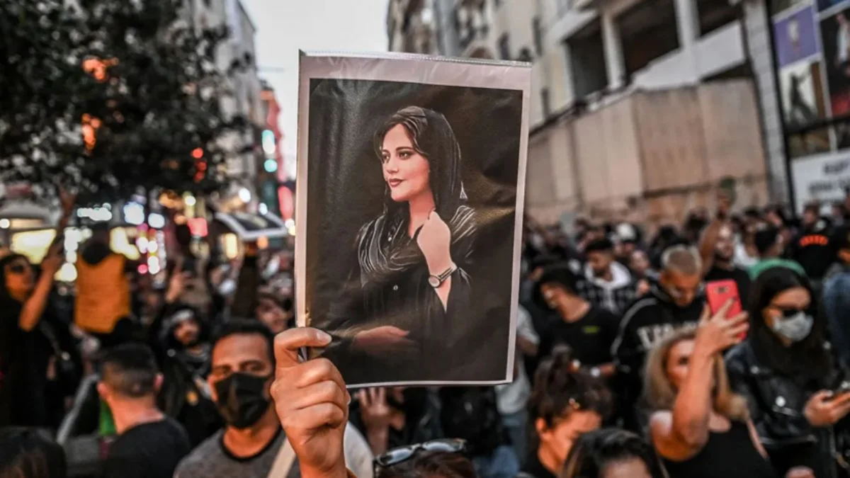 İran'da protestolar devam ediyor! Göstericiler bir albayı öldürdü