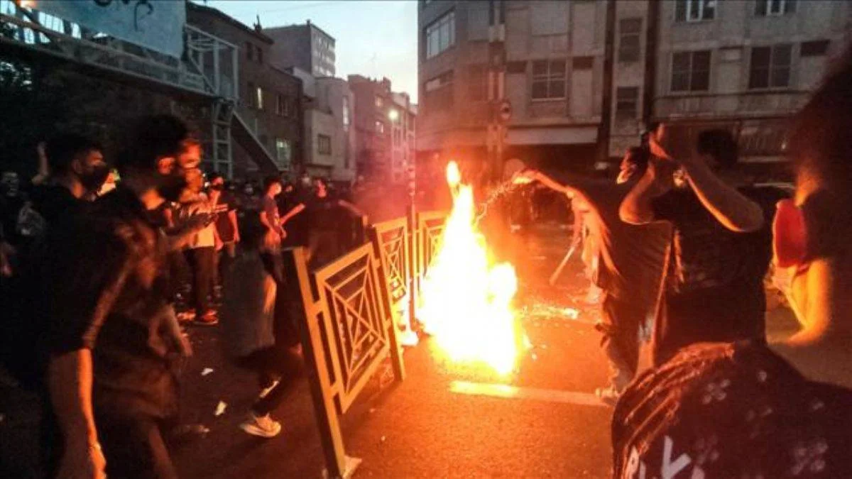 İran'daki protestolar 300'den fazla kişinin canına mâl oldu