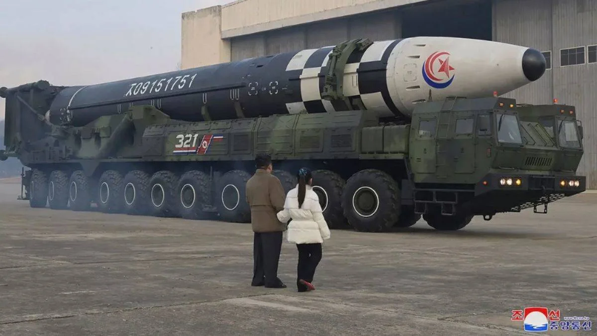 Kim füzeleri incelemeye kızıyla gitti