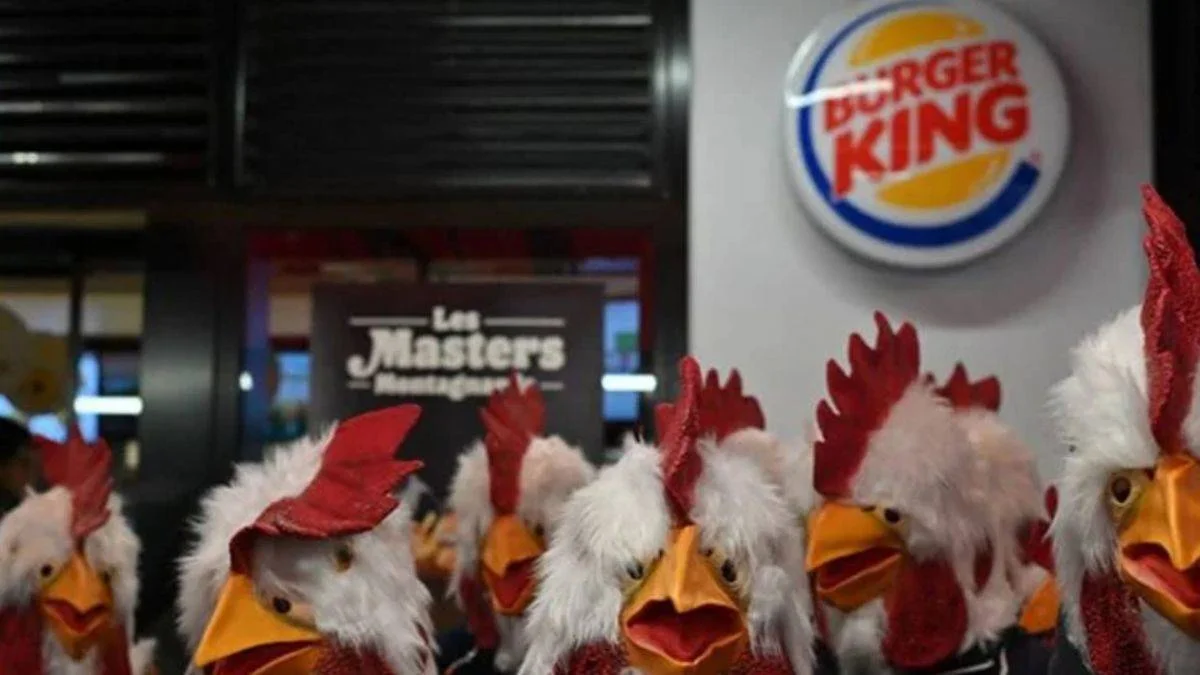 Tavuk maskeleriyle Burger King'i bastılar!