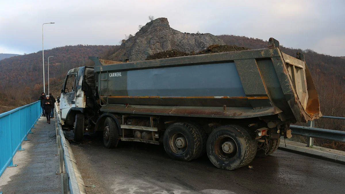 Kosova'da barikatlar kaldırılıyor
