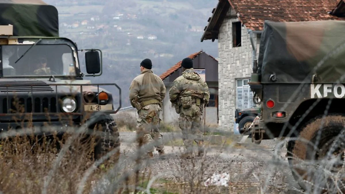 Kosova-Sırbistan arasında tansiyon yeniden yükseldi! Genelkurmay Başkanı sınırda