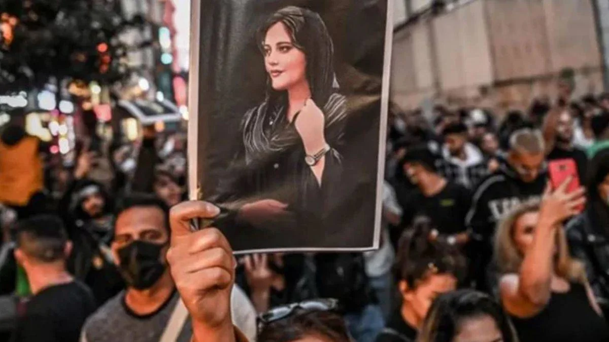 Protestolar sonuç verdi: İran'da İrşad Devriyesi kaldırıldı!