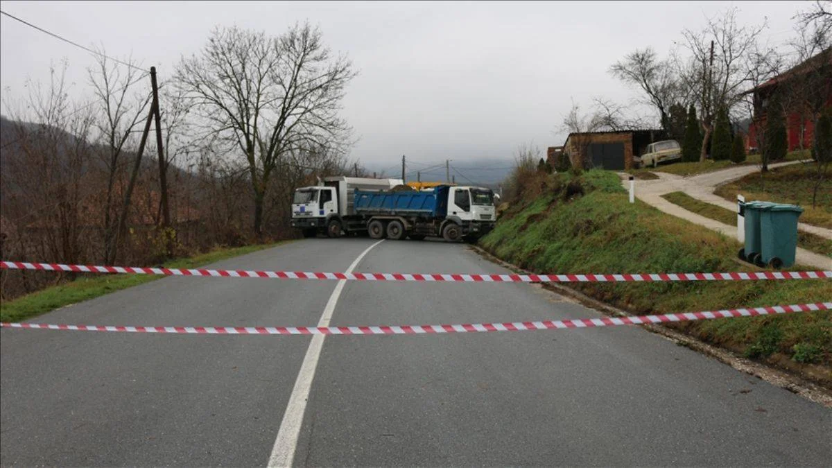 Sırplar Kosova'da yeni bir barikat kurdu