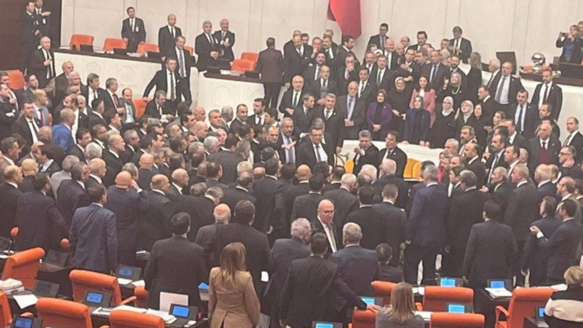 Soylu'nun sözleri sonrası Meclis'te gerginlik! Karton dövizler havada uçuştu