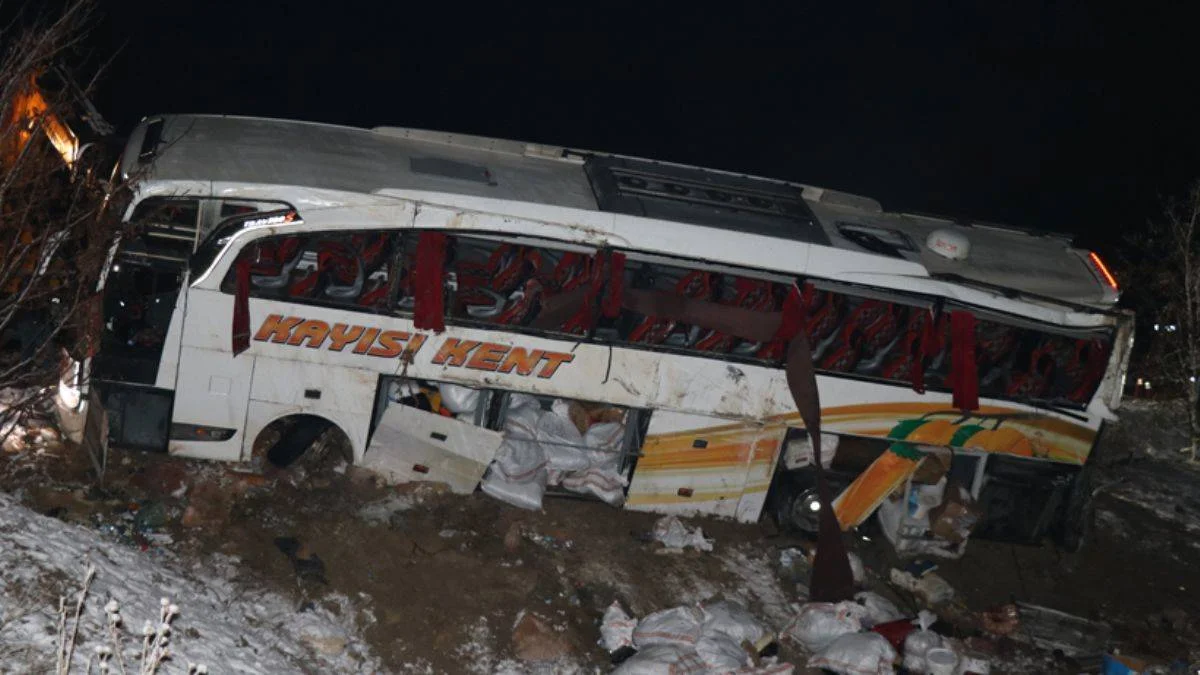Kayseri'de yolcu otobüsü devrildi: Çok sayıda ölü ve yaralı var