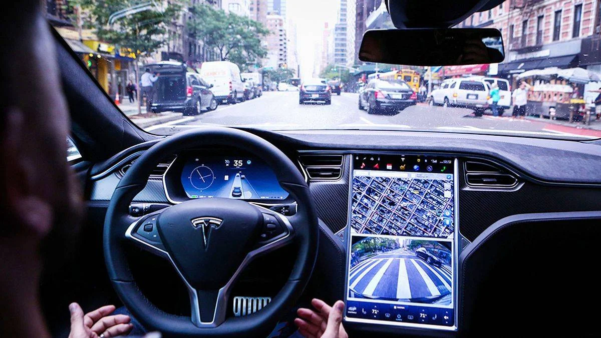 Otomatik sürüşteki Tesla polisten kaçtı