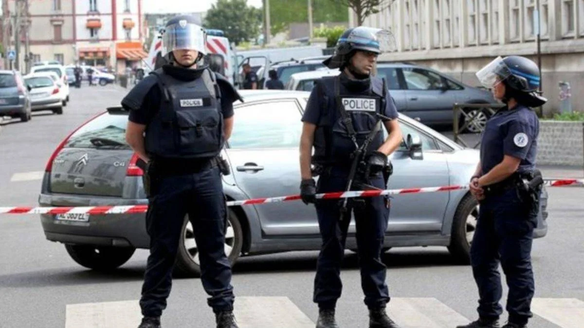 Paris'te bıçaklı saldırı dehşeti: Önüne geleni bıçakladı!