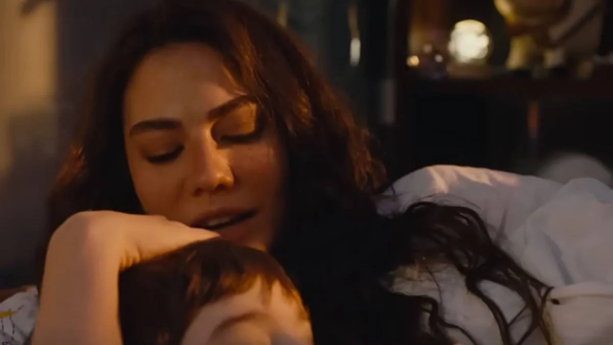 Adım Farah dizisinde şarkı hangi dilde? Demet Özdemir Farsça mı şarkı söylüyor?