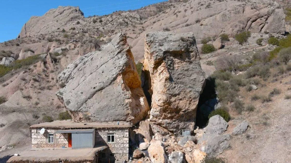 Adıyaman'daki köyün üzerine adeta dağ devrilmiş