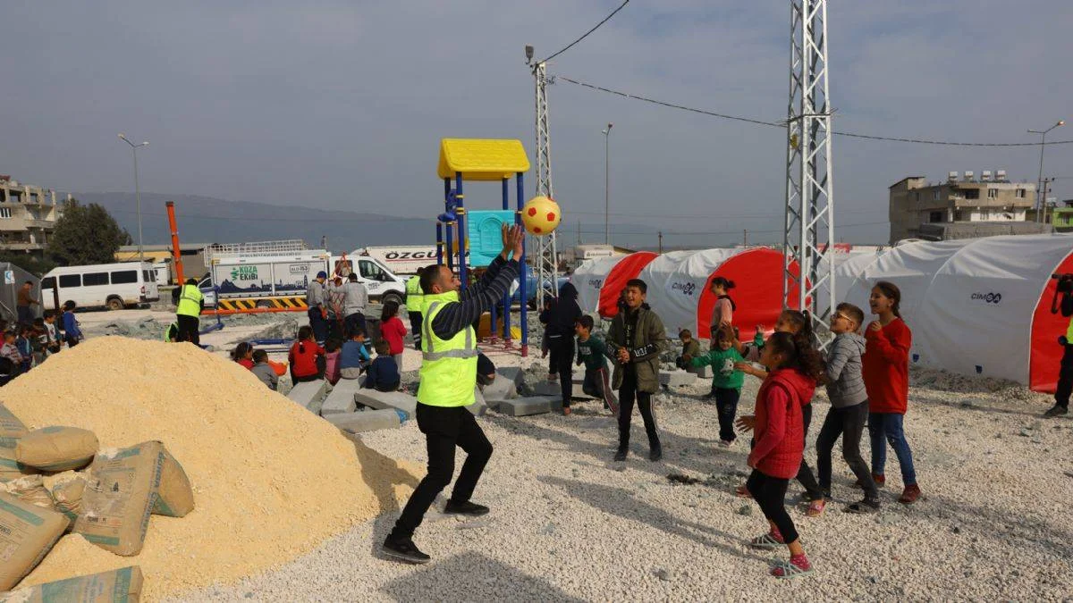 Büyükşehir'den depremzede çocuklara oyun parkı