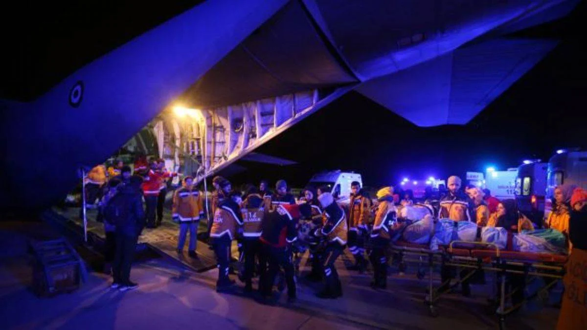 Depremde yaralanan 41 kişi İstanbul'a gönderildi