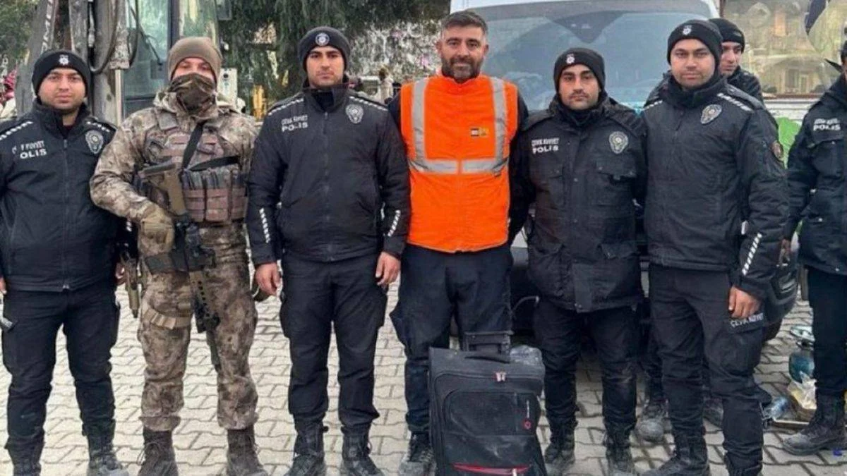 Enkazda bulduğu 4 milyon doları polise teslim etti
