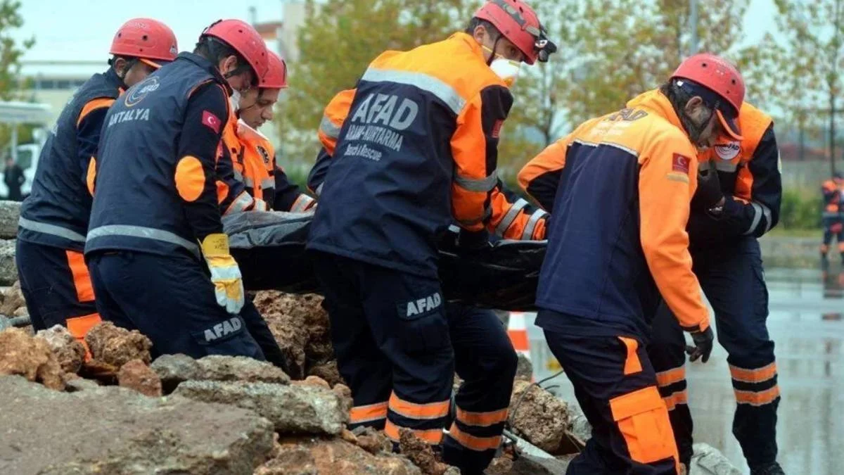 Enkazda en fazla kaç gün sağ kalınır? Susuz ve aç kaç gün yaşanır?