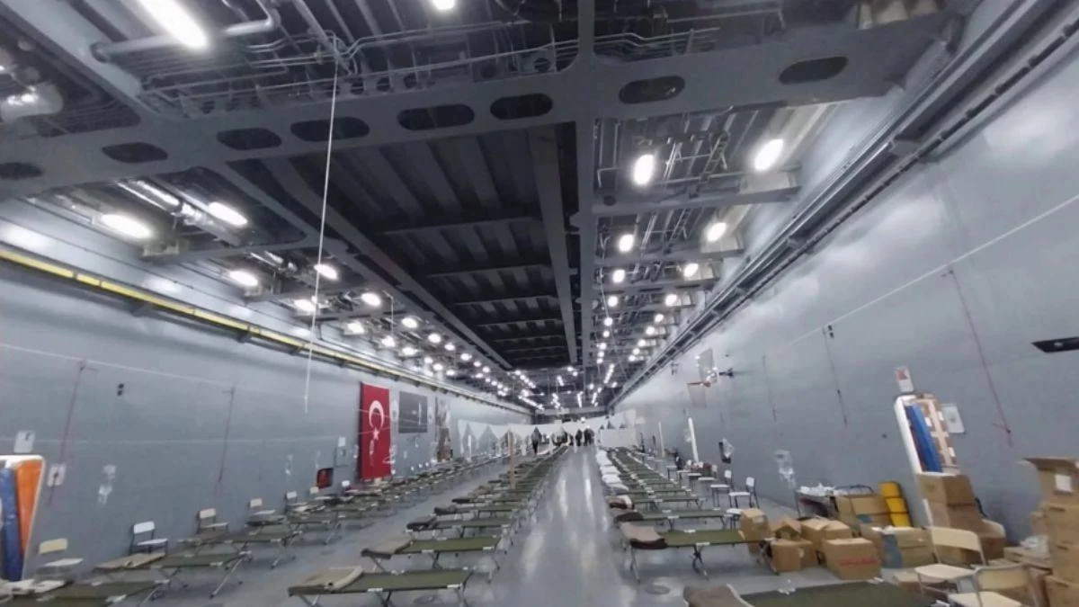 Hastaneye çevrilen TCG Bayraktar gemisi Hatay'da
