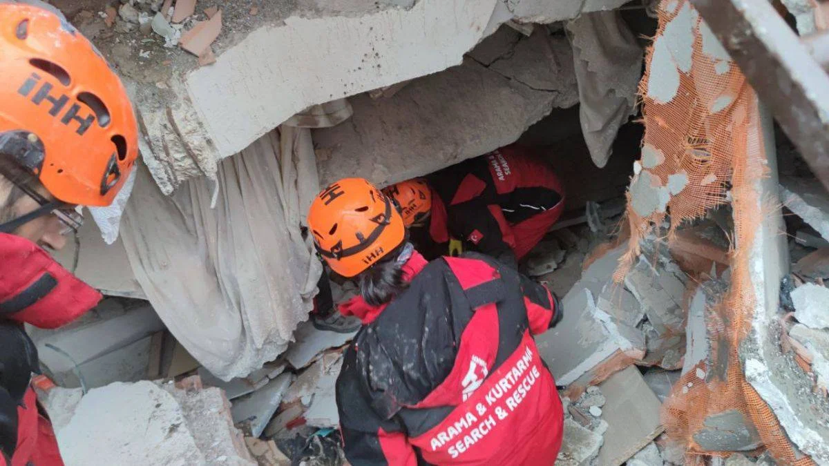 İHH 1390 kişilik arama kurtarma ekibiyle deprem bölgesinde