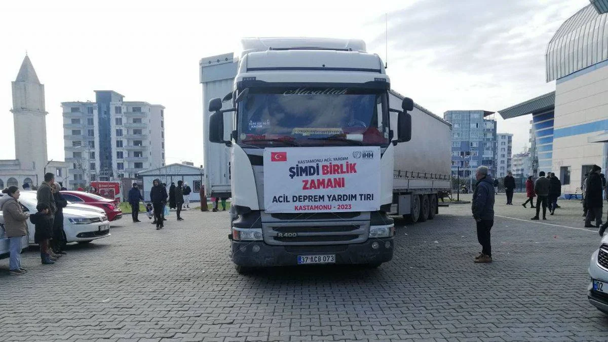 İHH deprem bölgelerine 166 TIR yardım malzemesi gönderdi