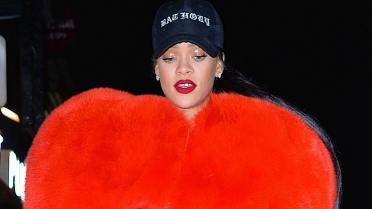 Kürk mantolu Rihanna'ya 'depremzedelere gönder' mesajı