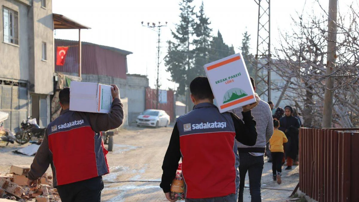 Sadakataşı deprem bölgesine yardımlarını sürdürüyor