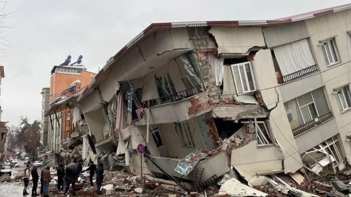 Türkiye'ye hangi ülkeler yardım etti? Depremde yardım ekibi gönderen ülkeler hangileri?