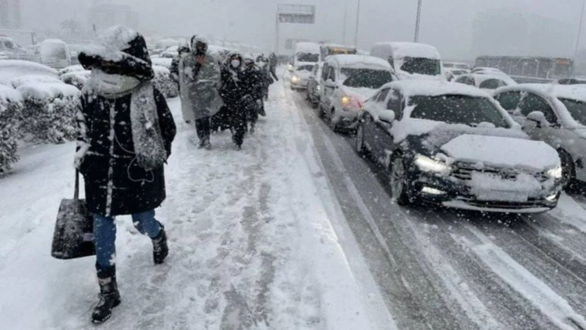 Vali Yerlikaya'dan kar uyarısı: Zorunlu olmadıkça trafiğe çıkmayın!