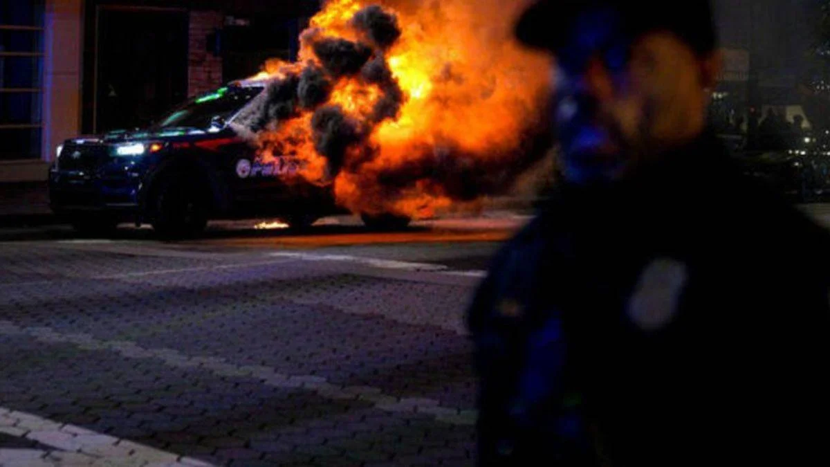 ABD'de protestocular polise kaya ve tuğla fırlattı