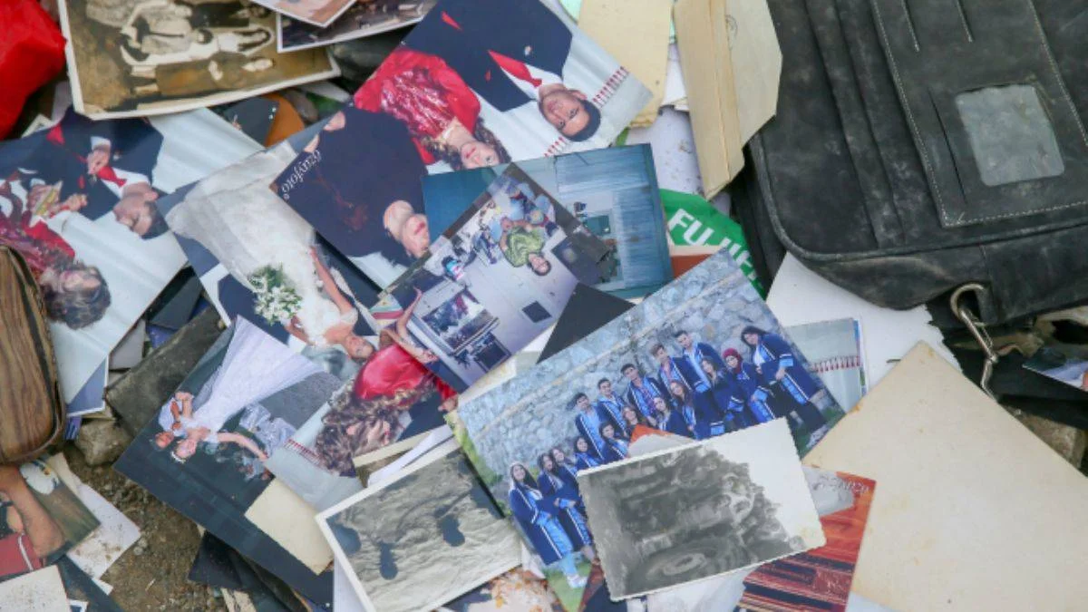 Depremde tamamen yıkılan binadan geriye sadece fotoğraflar kaldı