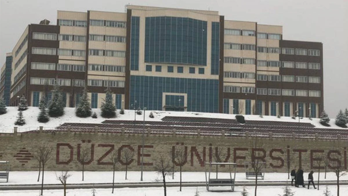 Depremzede öğrencisiyle dalga geçen hoca kovuldu