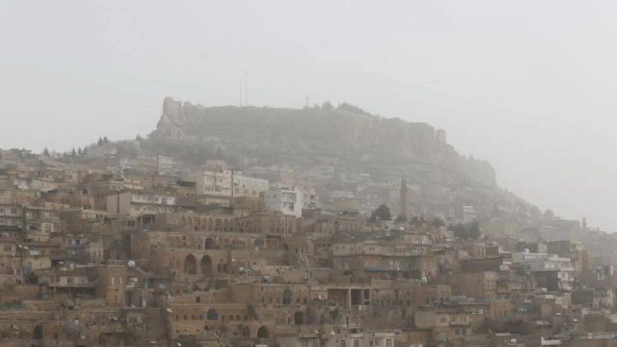 Diyarbakır ve Mardin'de toz taşınımı etkili oldu