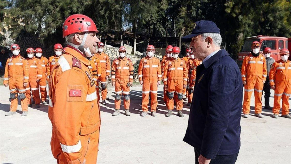 Enkazdan 326 canı kurtaran Mehmetçiğe tebrik