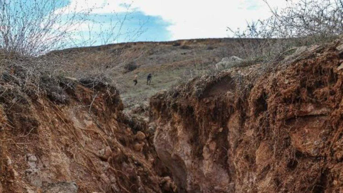 Geyiktepesi'nde dev yarıklar ortaya çıktı