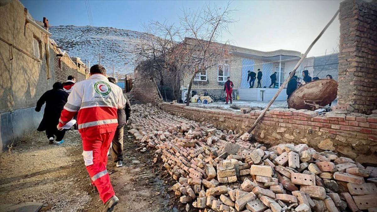 İran'da 5,6 büyüklüğünde depremle ilgili açıklama