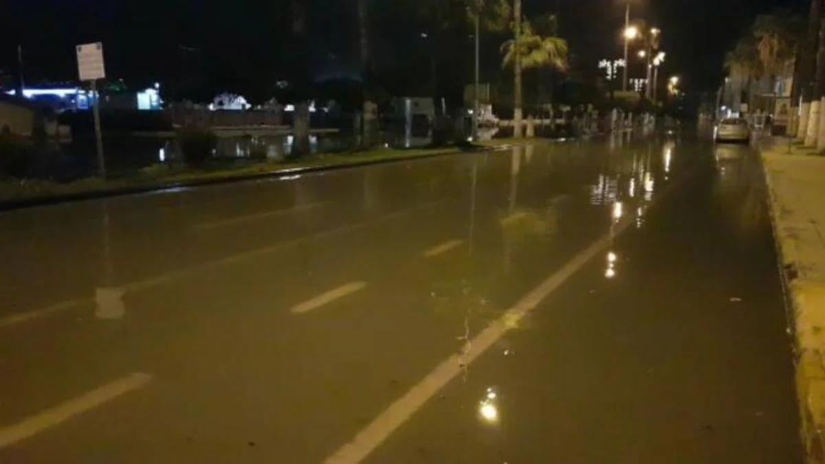 İskenderun'da deniz yükseldi, ev ve işyerlerini su bastı