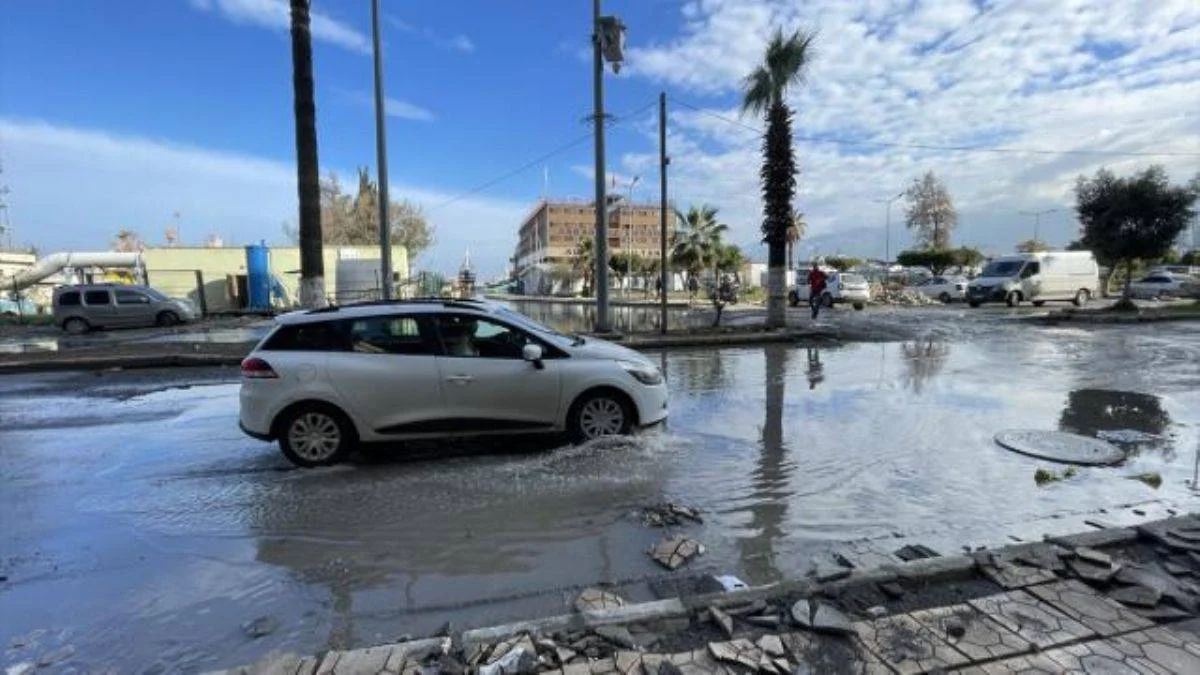 İskenderun'da suların bir kısmı çekildi