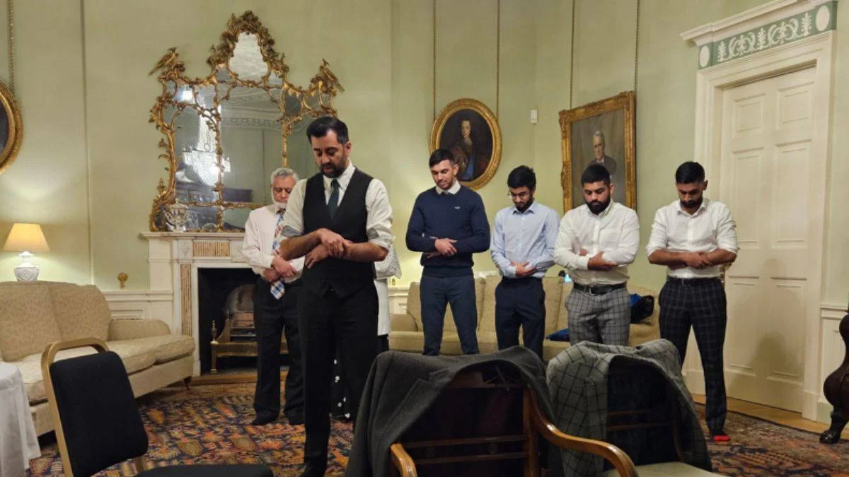 İskoçya'nın yeni başbakanı Yusuf resmi konutta namaz kıldırdı