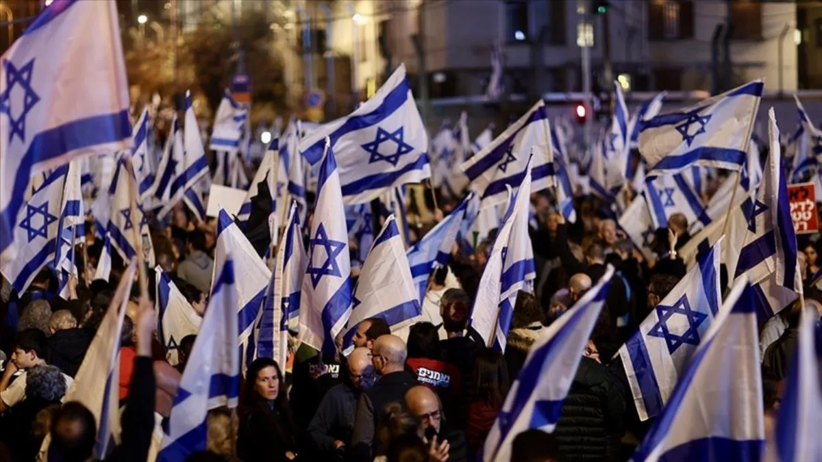 İsrail'deki protesto dalgası!.. Netanyahu helikopterle kaçıyor, bakanı havalimanında diplomasi yapacak