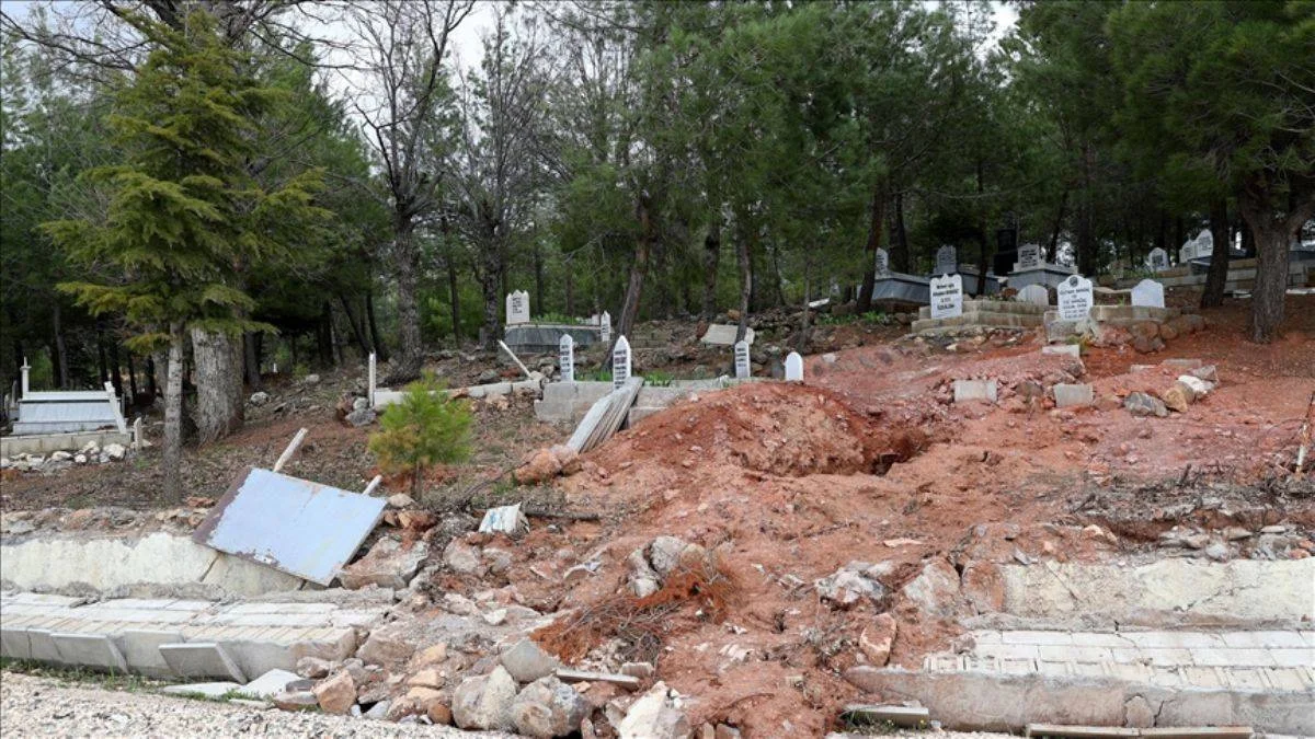 Kahramanmaraş'taki mezarlığın depremden sonraki hali