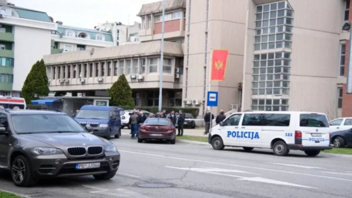 Karadağ'da el bombalı saldırı
