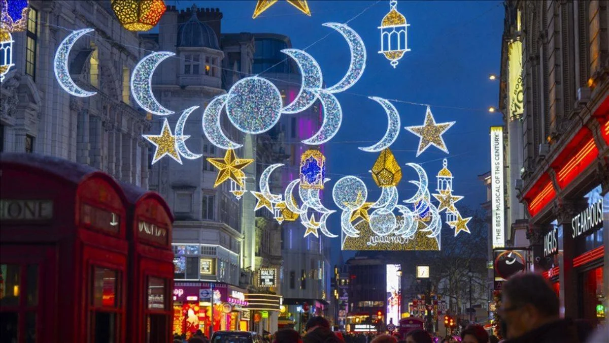 Londra'da ilk! Ünlü caddeye ramazan aydınlatması