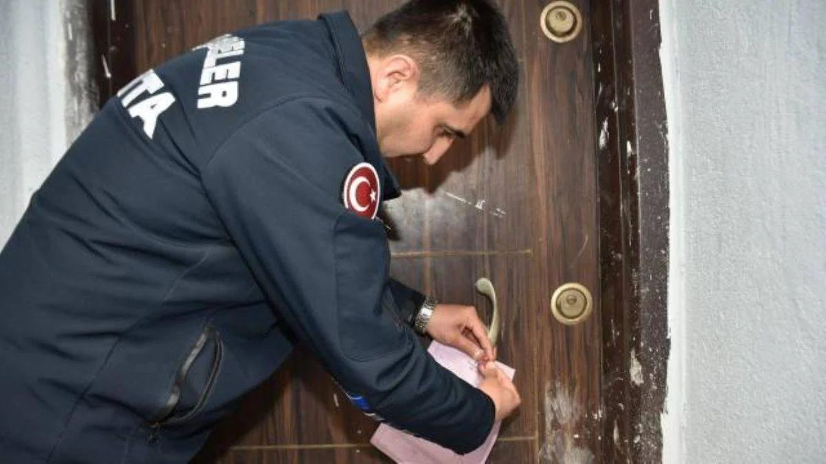 Manisa'da taşıyıcı kolonu kesilen bina boşaltıldı