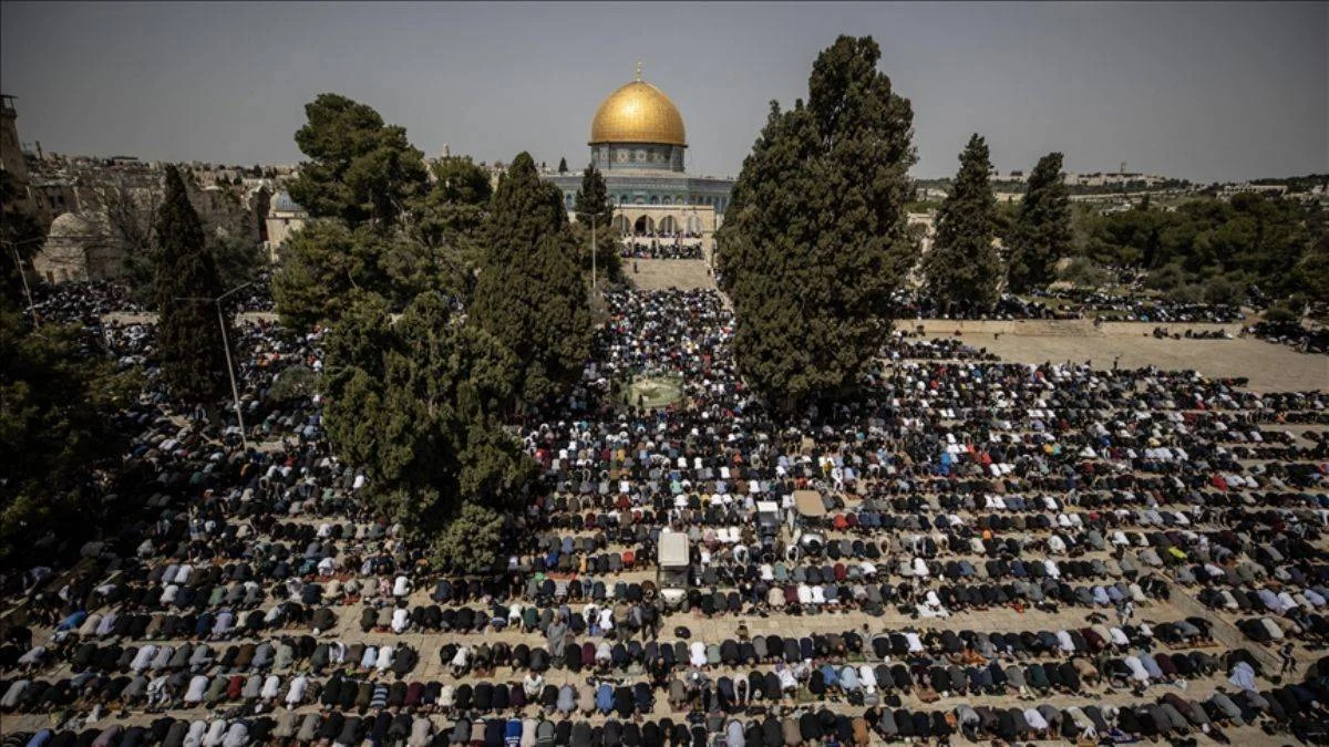 Mescid-i Aksa'da ramazan: İlk Cuma 100 bin kişi namaz kıldı